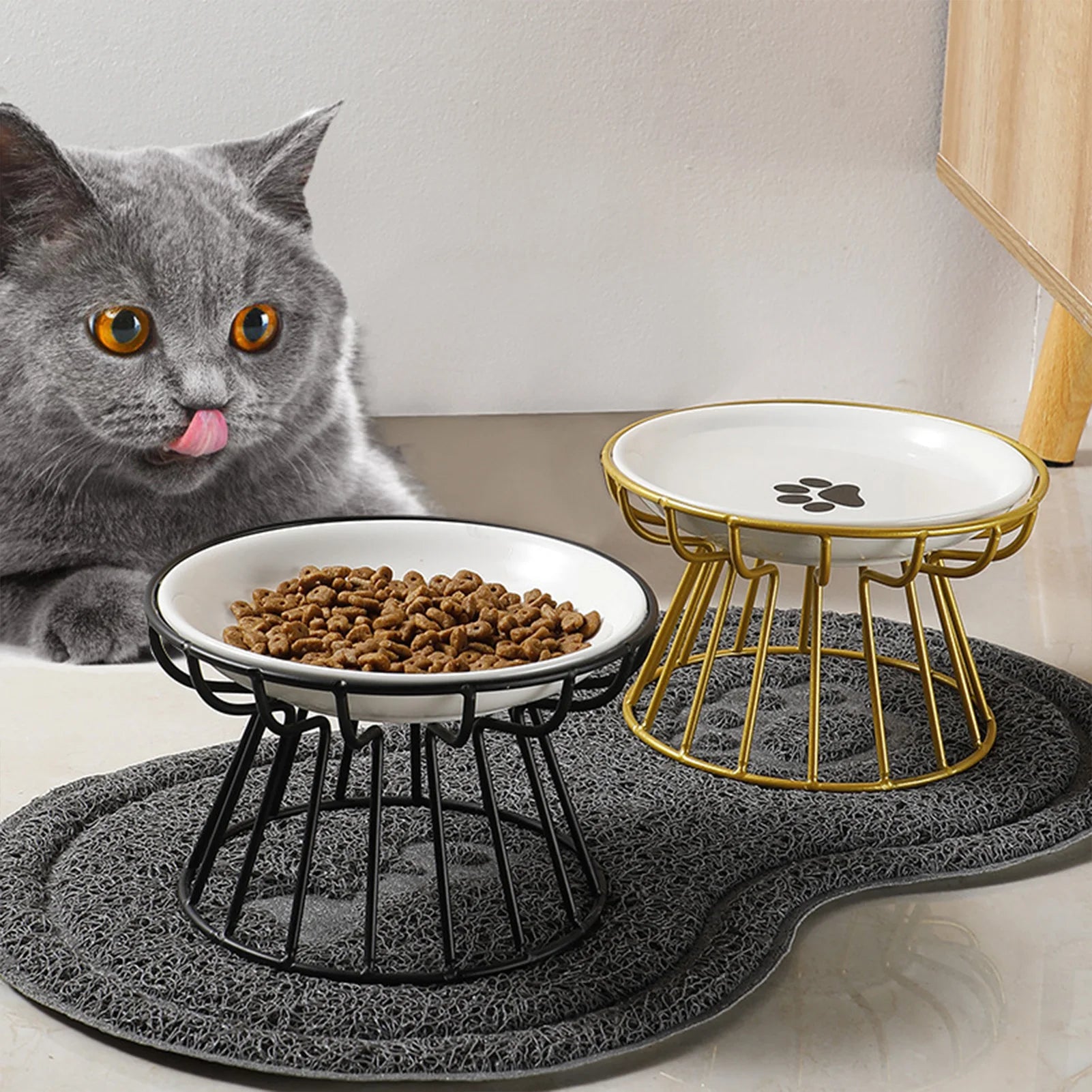 Brede keramische voerbak met standaard voor gemakkelijke voeding van katten en puppies