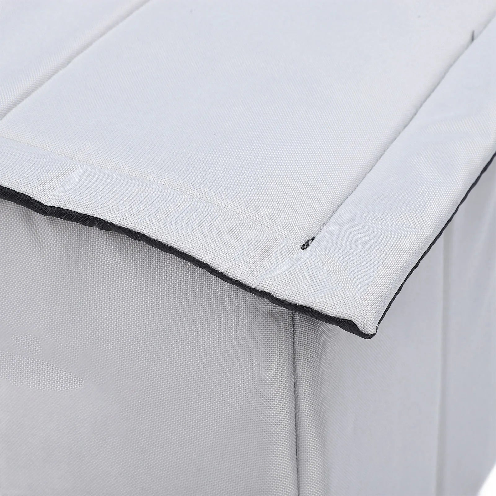 Koel en ademend kattenhuis met ijsvakken voor comfort in de zomer