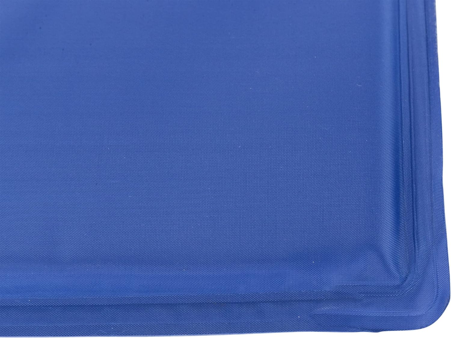 Blauwe koelmat voor honden en katten die meerdere uren koelt door lichaamscontact
