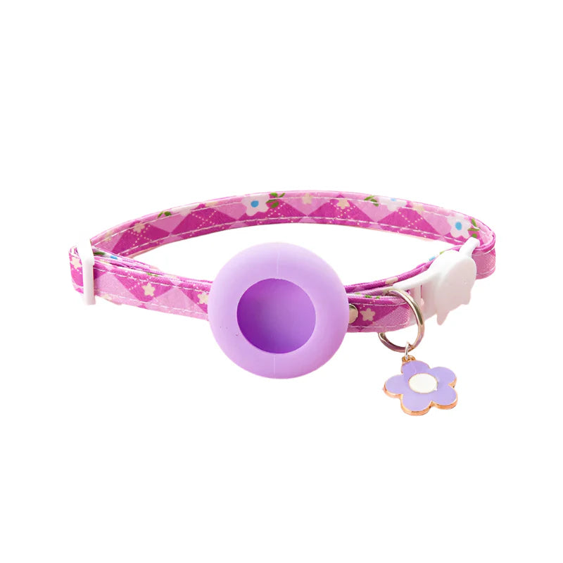 Een kattenhalsband met een AirTag houder voor veilig buitengebruik