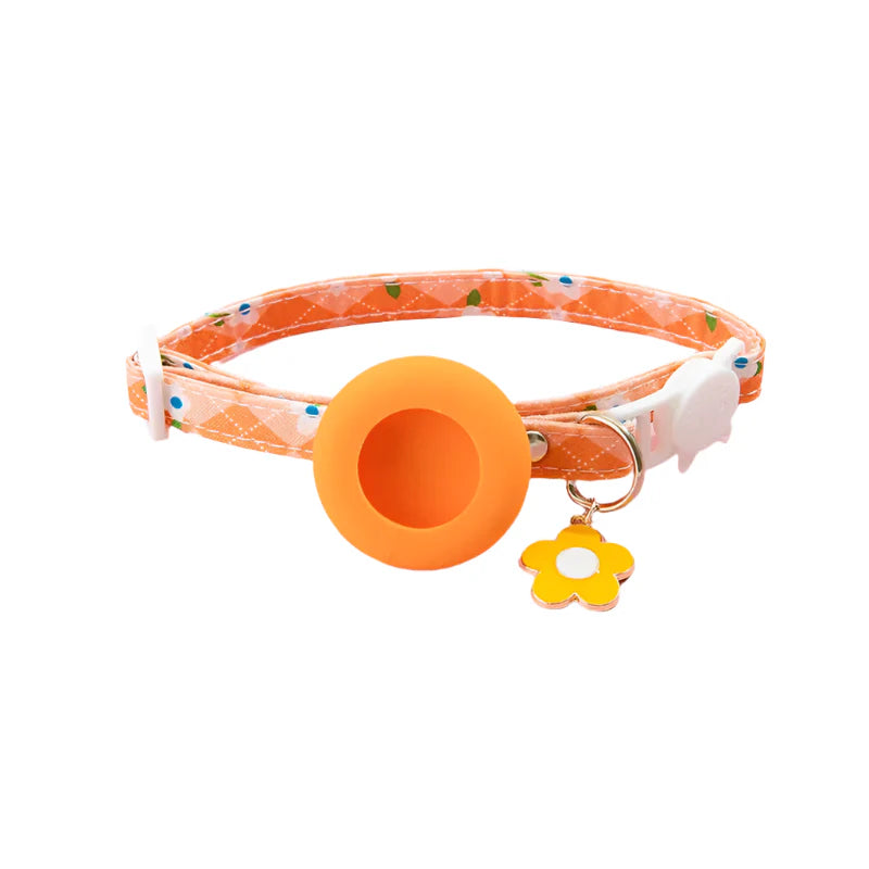 Een kattenhalsband met een AirTag houder voor veilig buitengebruik