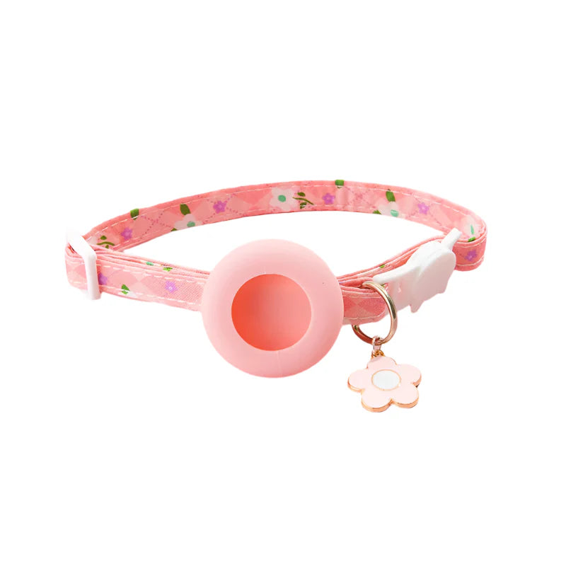 Een kattenhalsband met een AirTag houder voor veilig buitengebruik
