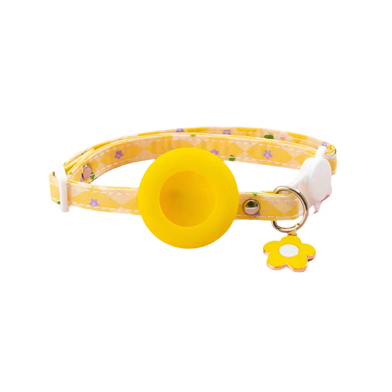 Een kattenhalsband met een AirTag houder voor veilig buitengebruik