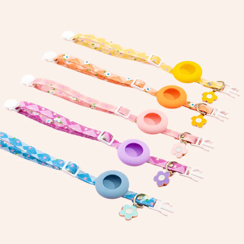 Een kattenhalsband met een AirTag houder voor veilig buitengebruik