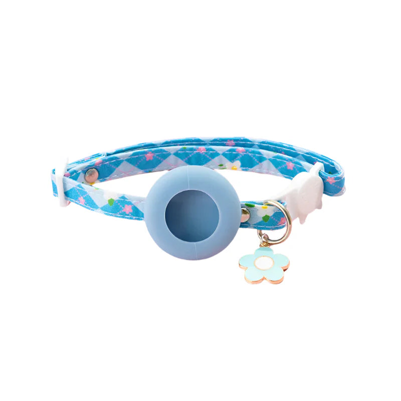 Een kattenhalsband met een AirTag houder voor veilig buitengebruik