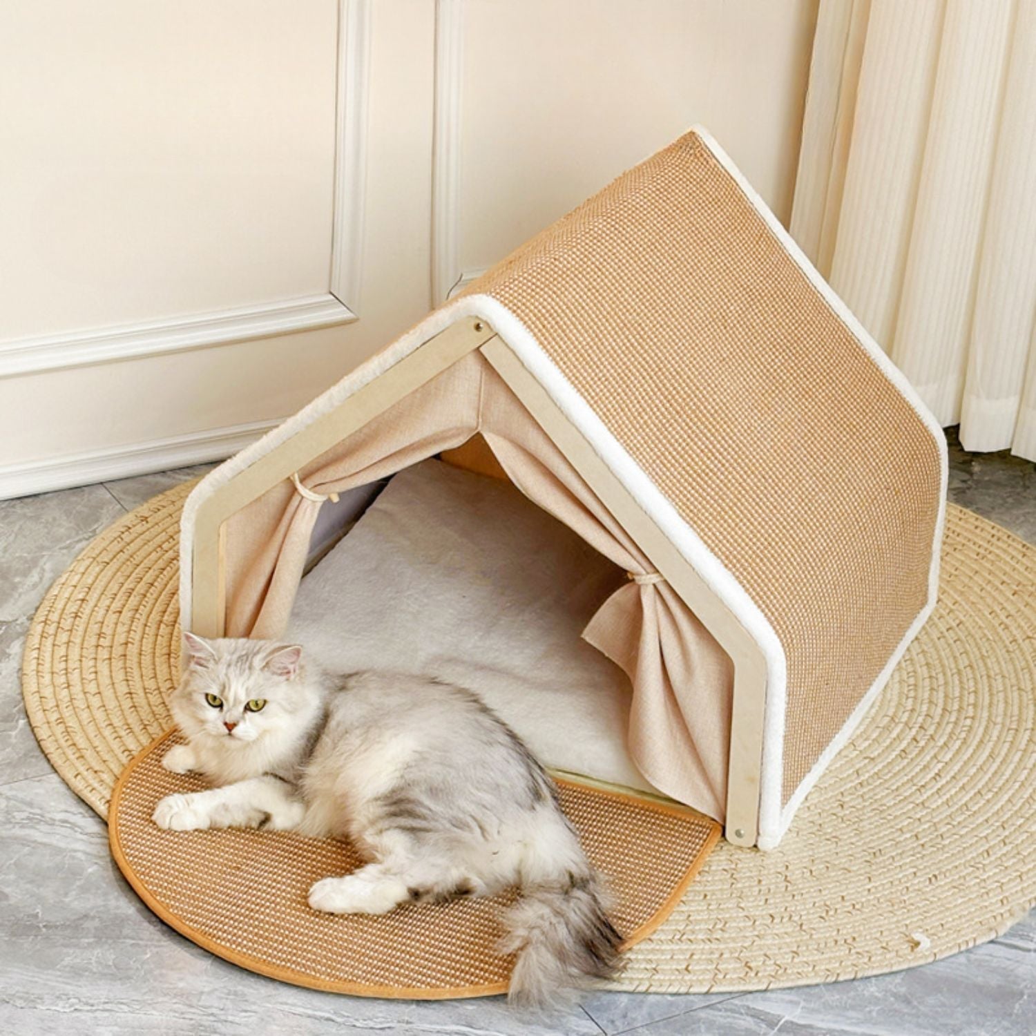 Gezellig kattenhuis met sisal dak voor krabben