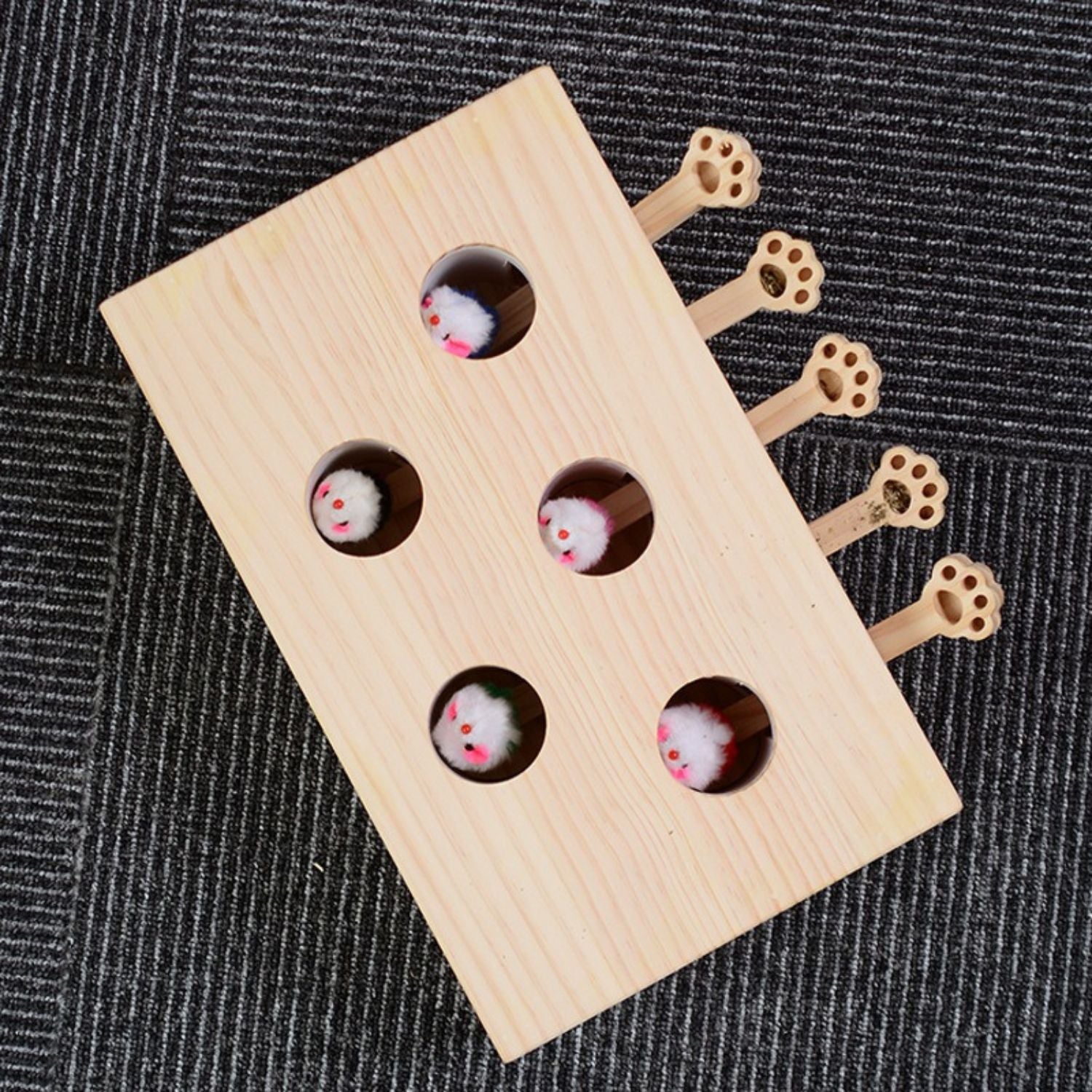 Houten spel voor katten om mollen te slaan als uitdaging