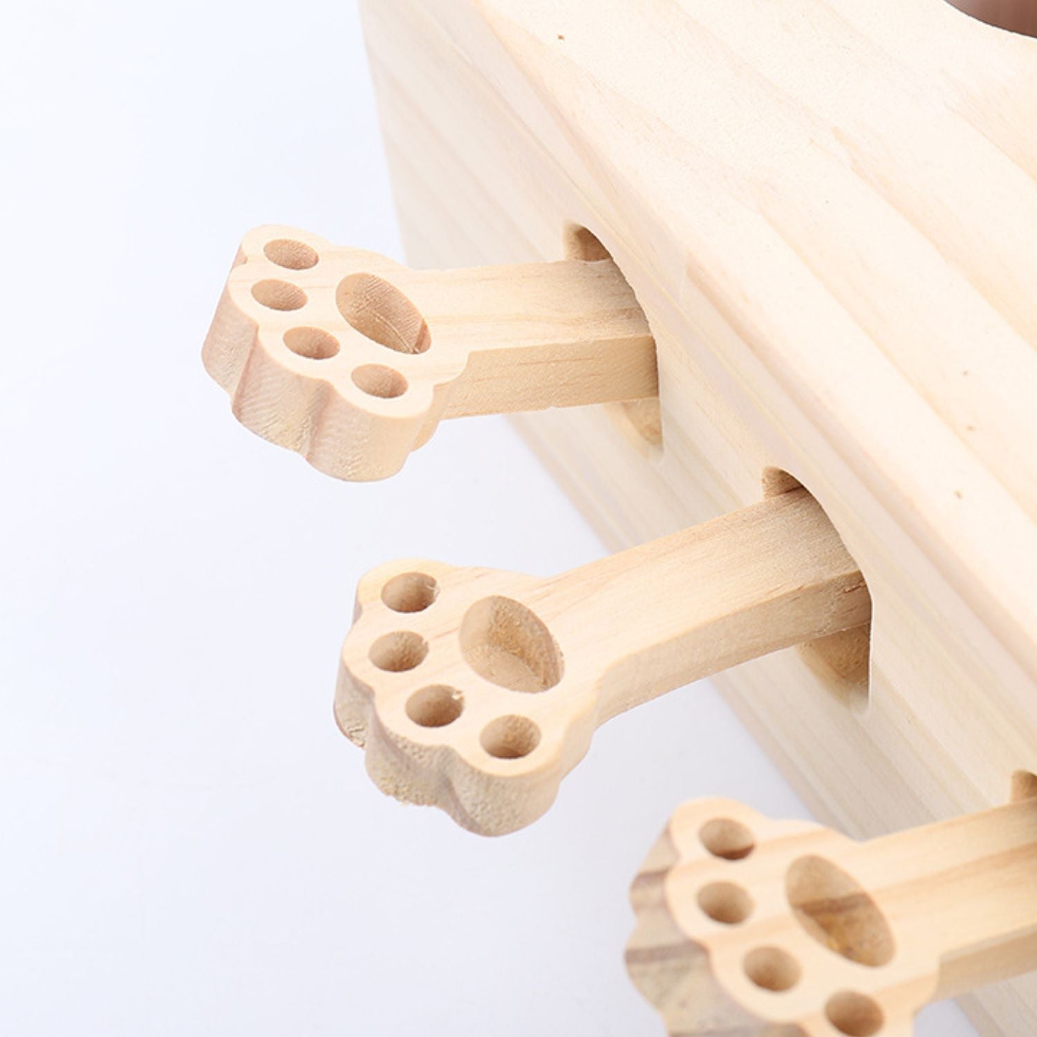 Houten spel voor katten om mollen te slaan als uitdaging